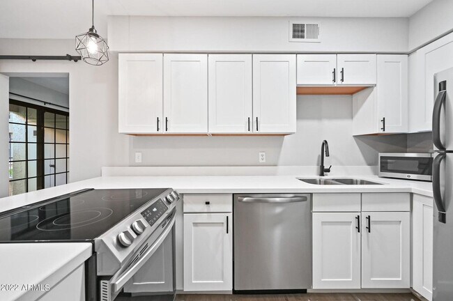 Building Photo - 3131 W Cochise Dr