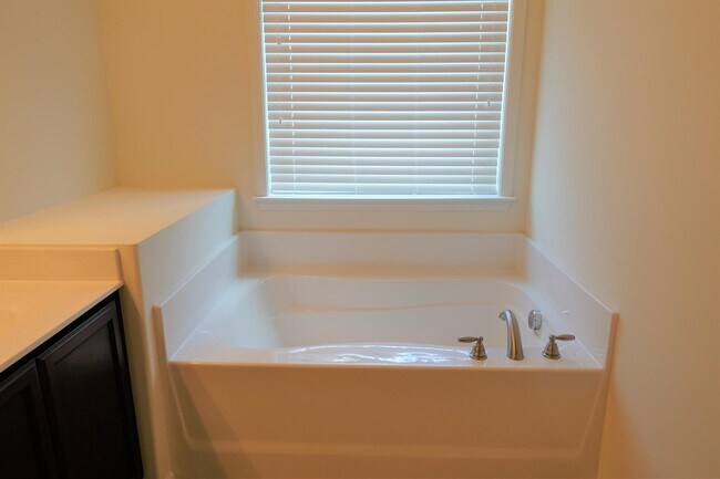 Building Photo - 153 Bur Oak Dr