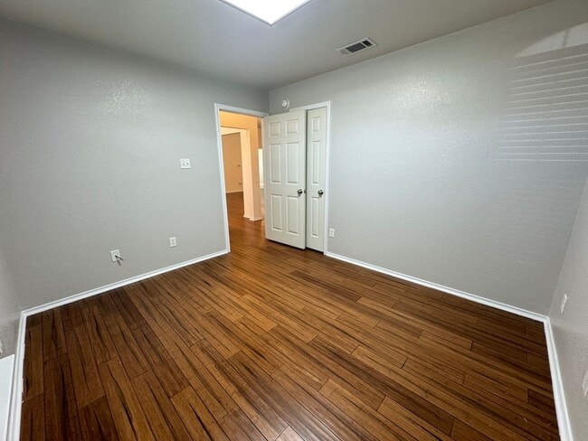 Building Photo - 408 Viola Dr