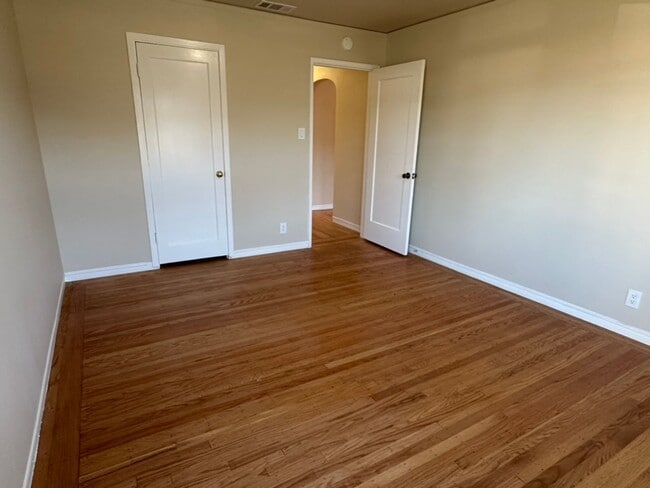 Building Photo - Epic REA - Great Home w/2 BR/1 BA Plus Bonus Loft in Mills Park Neighborhood