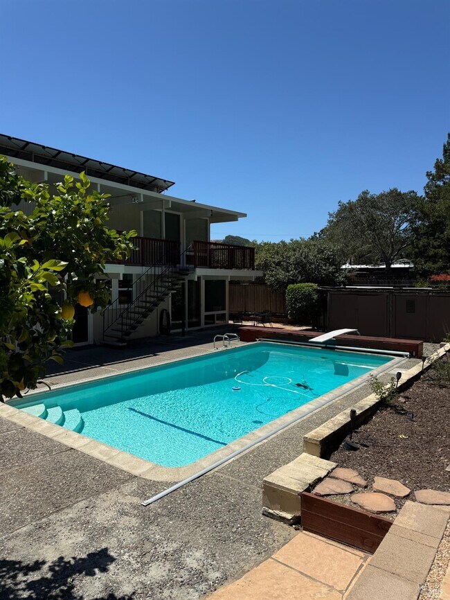 Building Photo - 840 Idylberry Rd