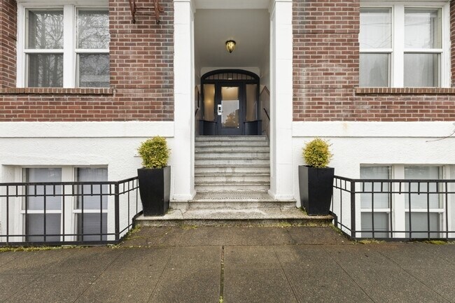 Building Photo - 16 N Broadway St