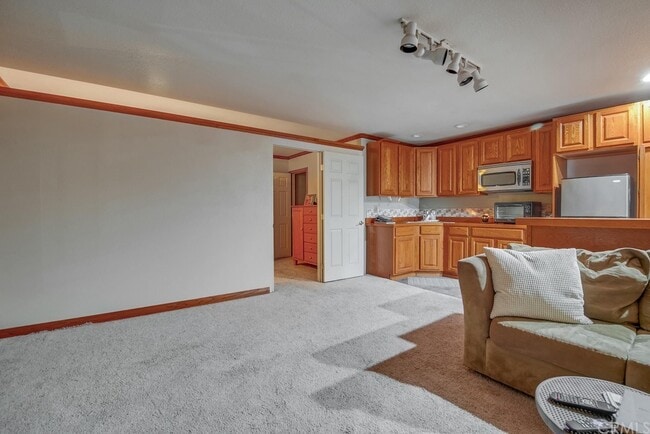 Building Photo - 7380 Live Oak Dr