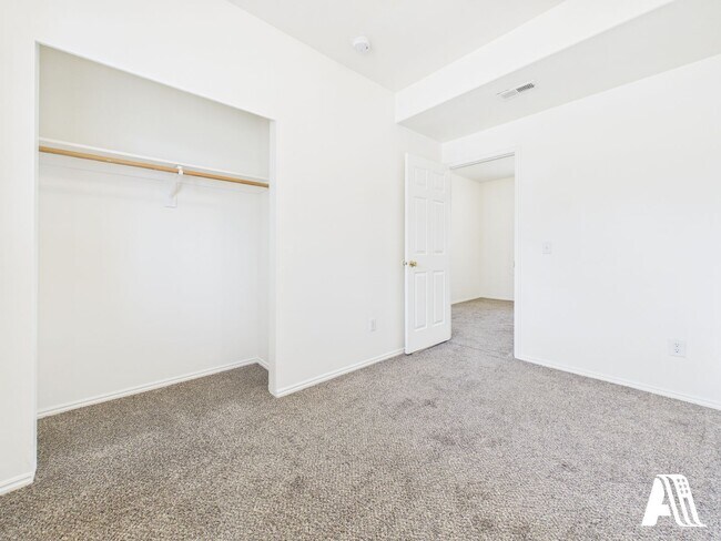 Building Photo - 975 E 170 N