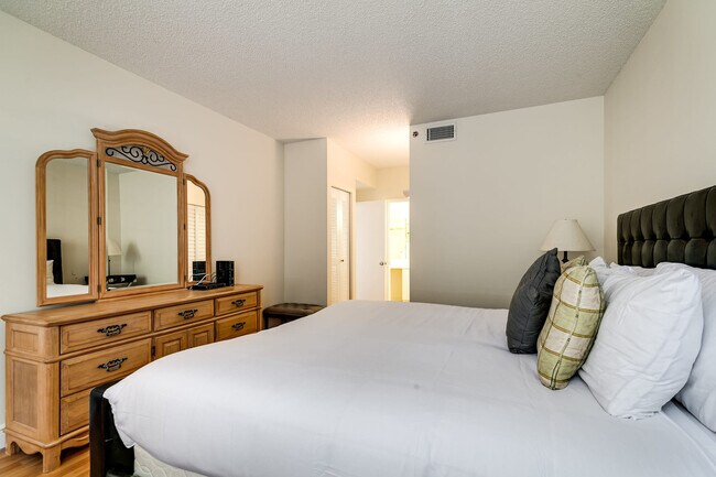 Building Photo - 19601 E Country Club Dr