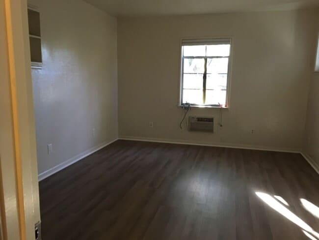 Building Photo - 647 D St