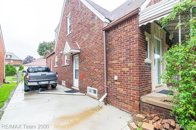 Building Photo - 7527 Hartwell St