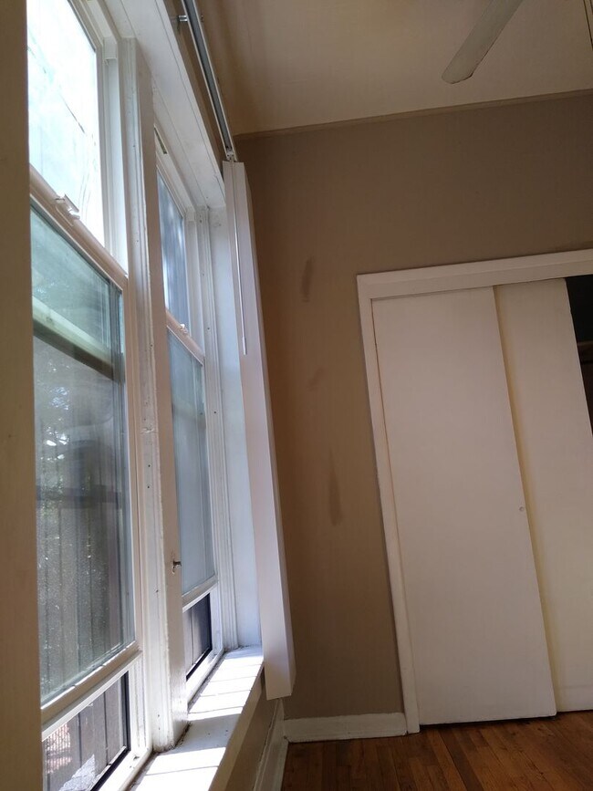 Building Photo - Charming Cap Hill 1 Bedroom w/ Claw Foot Tub