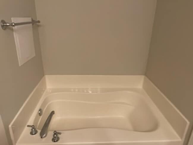 Building Photo - 3 Bedroom Condo in Desireable Dilworth!