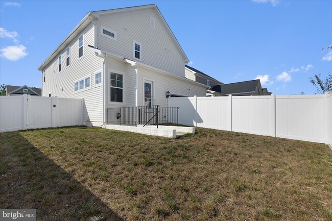 Building Photo - 5680 Lewis Carroll Dr