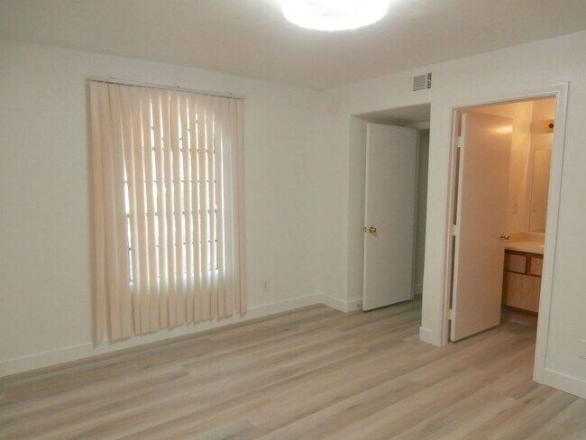 Building Photo - Pleasant 2 Bedroom 2 Bathroom Condo in Gated Community!