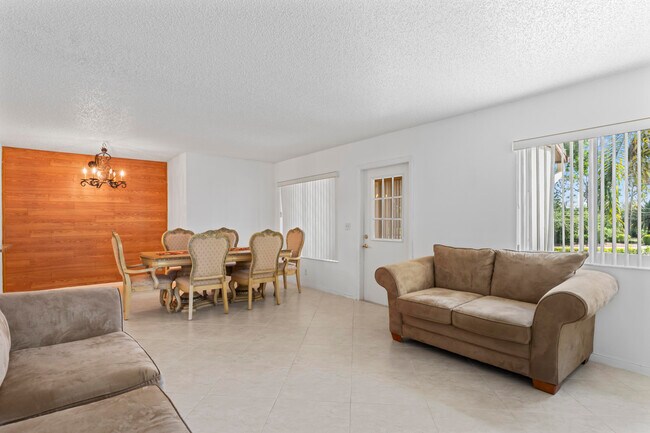 Building Photo - 142 Lake Pine Cir