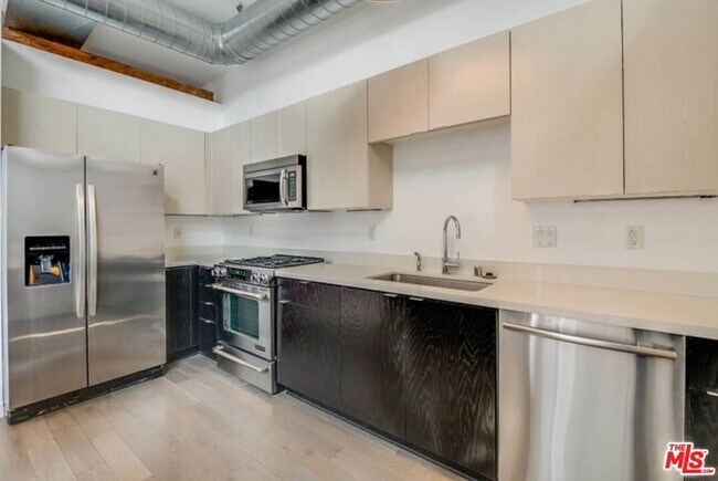 Building Photo - 527 Molino St