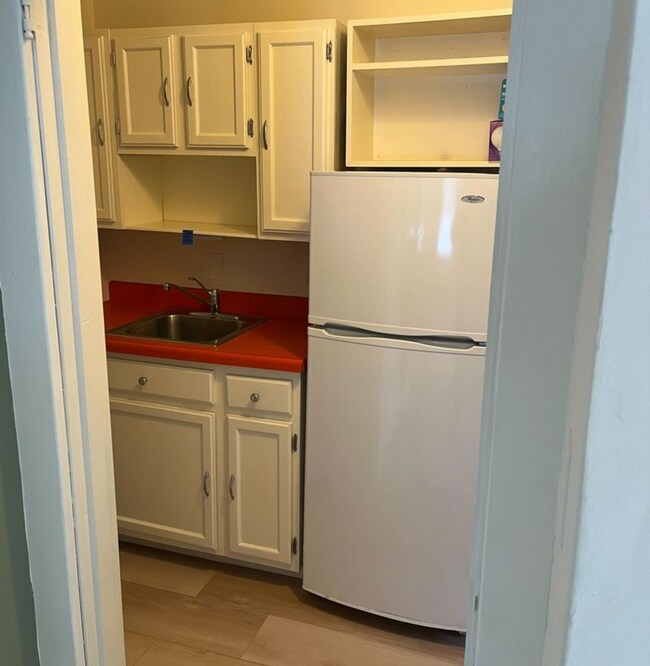 Building Photo - 112-116 EAP