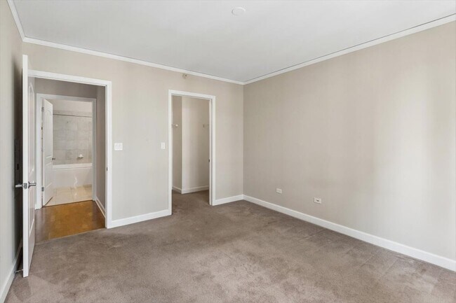 Building Photo - 420 E Waterside Dr