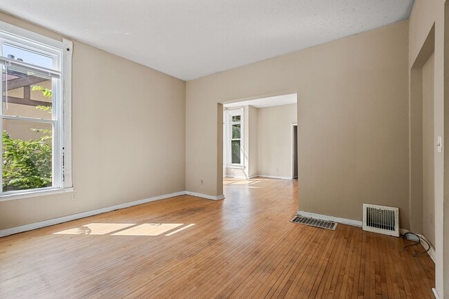 Building Photo - MUST SEE! Spacious 5BD/2BA Home near the U...