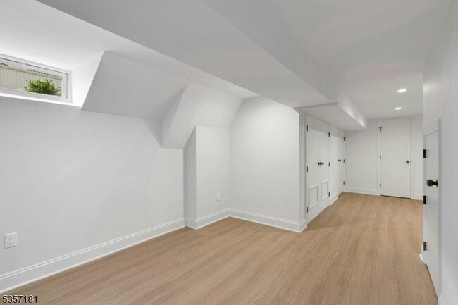 Building Photo - 25 Maple Ave