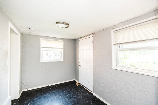 Building Photo - Amazing 3 Bed 1 Bath Home