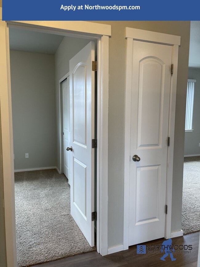 Building Photo - Very Nice 2 Bedroom 1 Bath Upstairs Apartment****$500.00 OFF FIRST MONTHS RENT******Move In Special