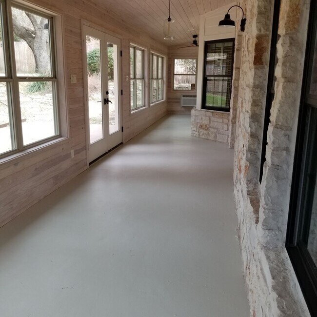 Building Photo - Stunning Home - North Cat Mountain - 4 bed...