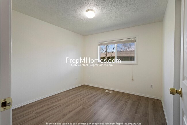 Building Photo - Updated Three Bedroom Home in McMinnville!