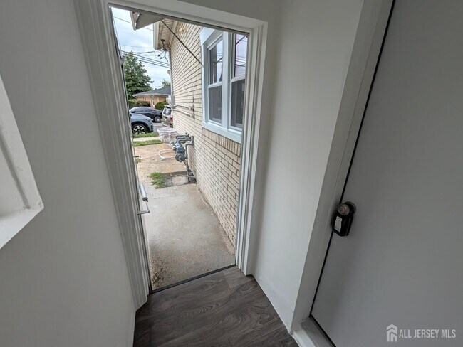 Building Photo - 121 Kossuth St