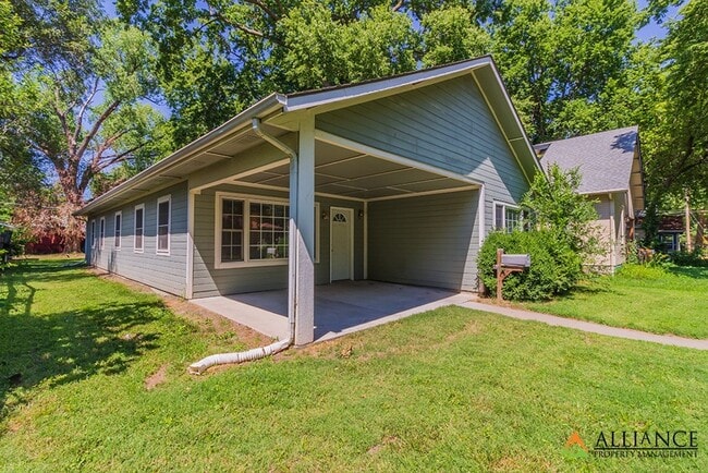 Building Photo - All appliances included, washer/dryer hookups!