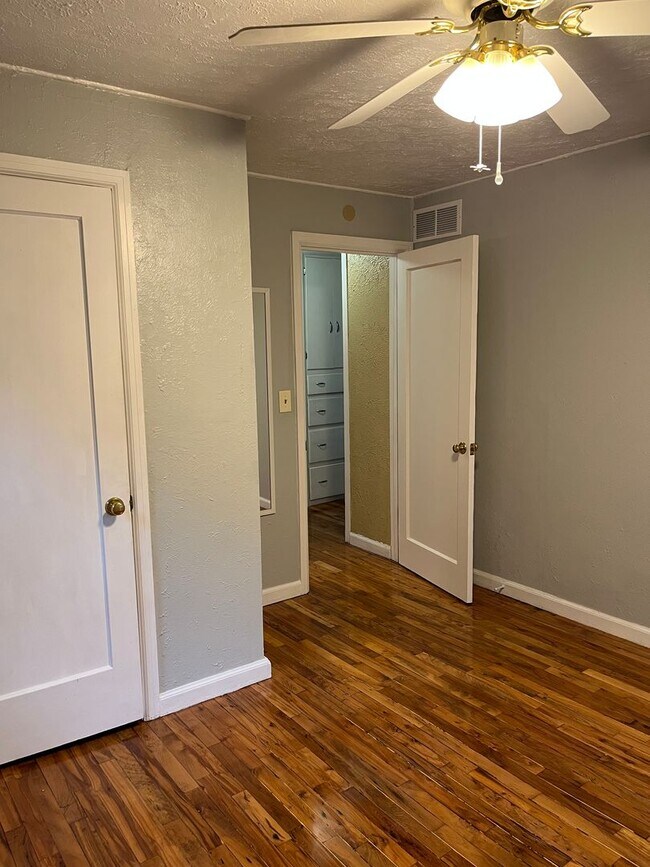Building Photo - Beautiful Central Bench Home