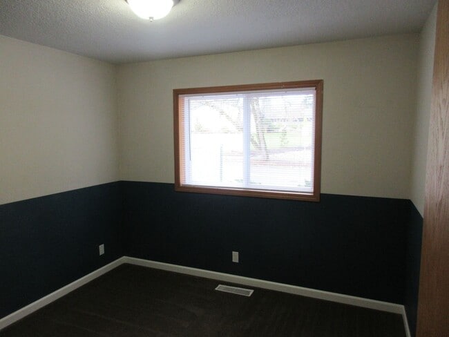 Building Photo - Great Three Bedroom in South Salem