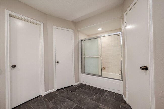 Building Photo - 131 Cove Cir