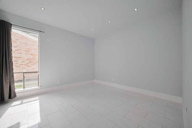 Building Photo - 1014 Fleetwood Pl Dr