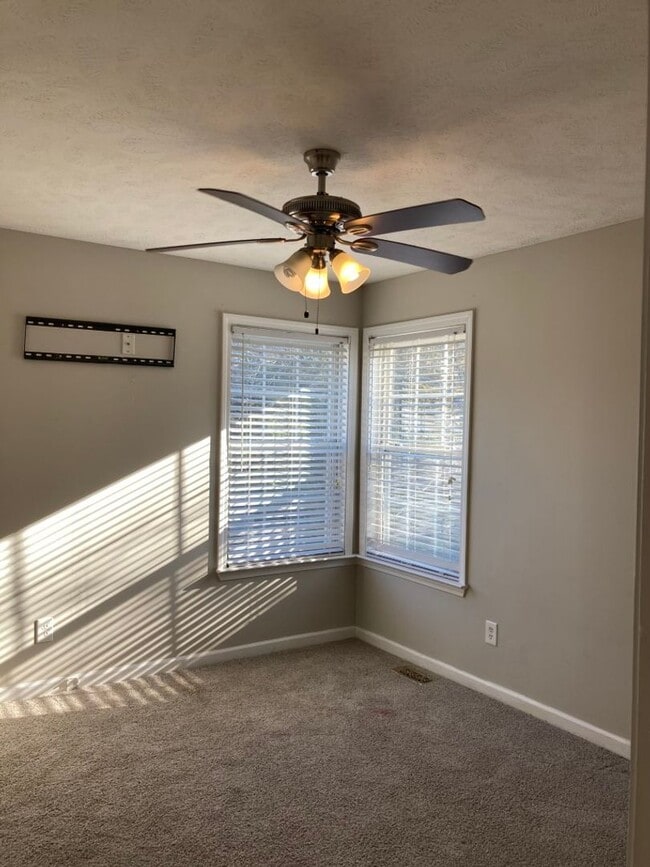 Building Photo - Hickory Highland 3 Bedroom Home No HOA