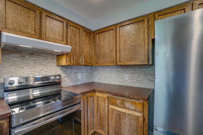 Building Photo - THREE BEDROOM NEAR LENA PARK