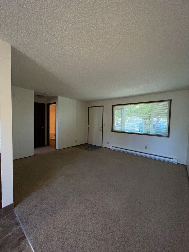 Building Photo - 2-bedroom Single Level Apartment