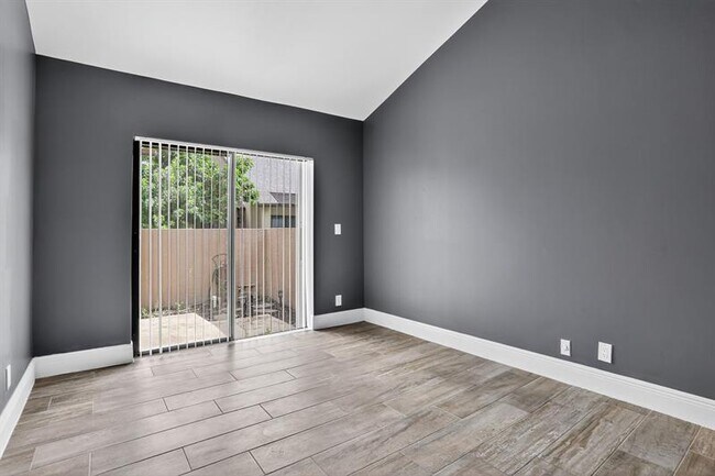 Building Photo - 2242 NW 39th Ave