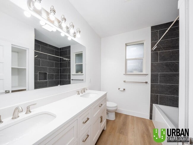 Building Photo - Bright 2 Bedroom Condo in Beautiful Libert...