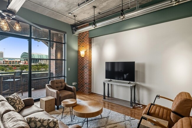 Building Photo - 505 Bastrop St