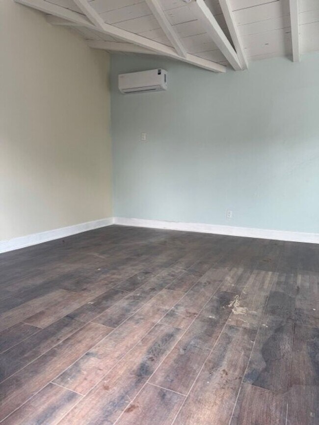 Building Photo - DHS6348