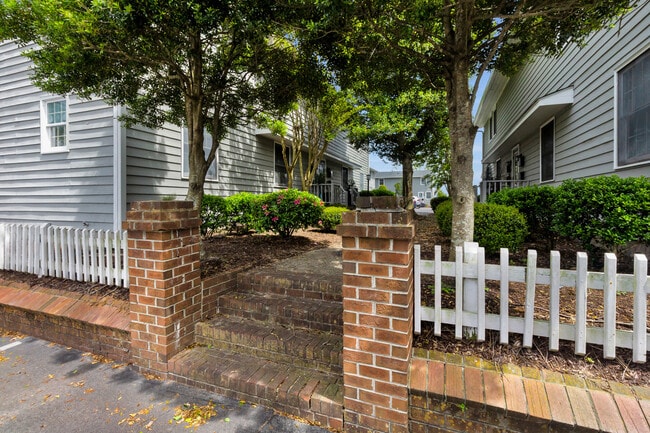 Building Photo - 338 River Walk Dr