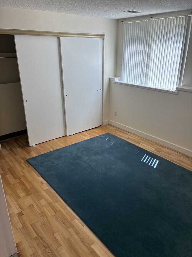 Building Photo - Beautiful Townhome - 4 Bedrooms 3 Bathroom with 2 Additional Bonus Rooms!
