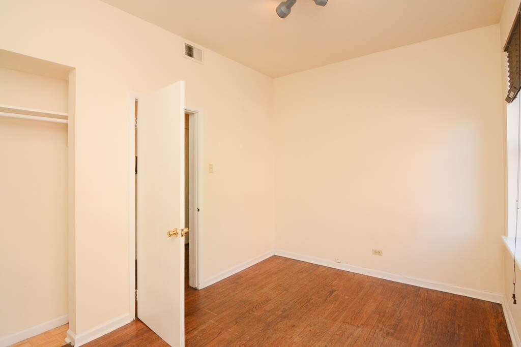 Building Photo - 3145 W Medill Ave