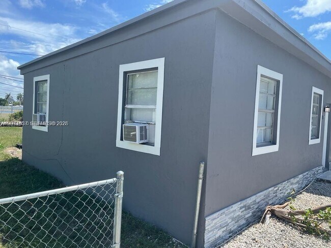 Building Photo - 10035 SW 170th Terrace