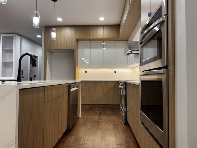 Building Photo - 12 Linden St