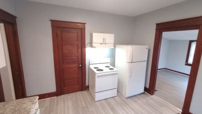 Building Photo - 1816 Woodlawn Ave