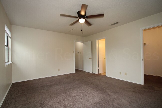 Building Photo - 1112 Goodhue Dr