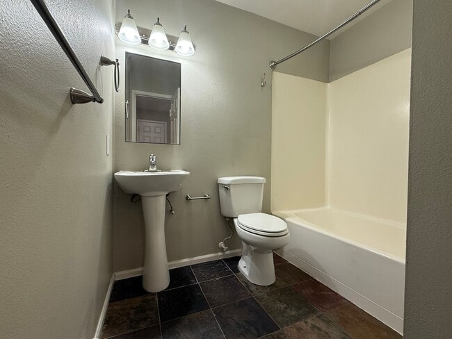 Building Photo - Now renting 1 bedroom Condo Downstairs