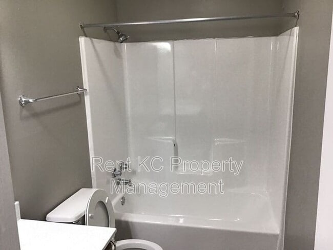 Building Photo - 208 W Meadow St