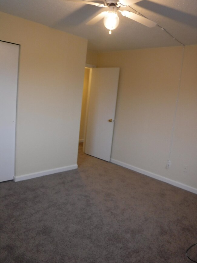 Building Photo - 930 E Colonial Manor Dr