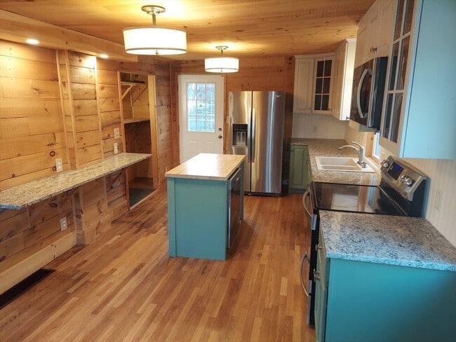 Building Photo - 8 Phillips St