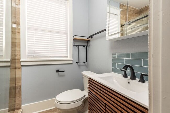 Building Photo - Midtown charm!